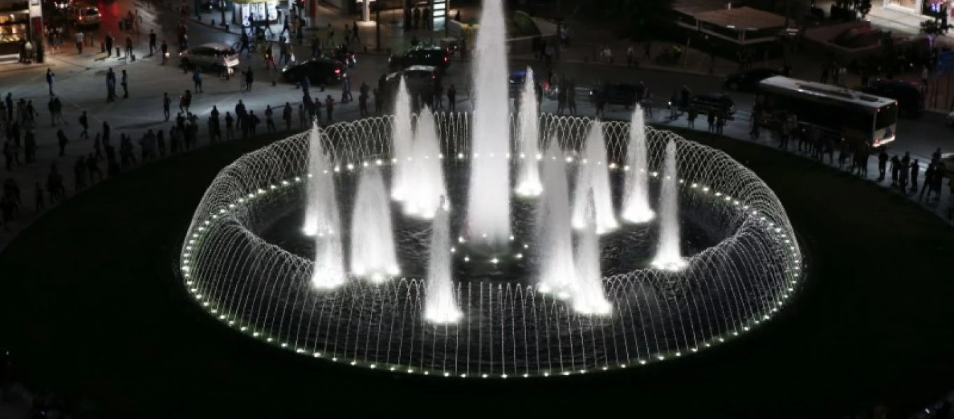 Άνοιξε η νέα πλατεία Ομονοίας - Εντυπωσιακές εικόνες από το συντριβάνι (φώτο - βίντεο)